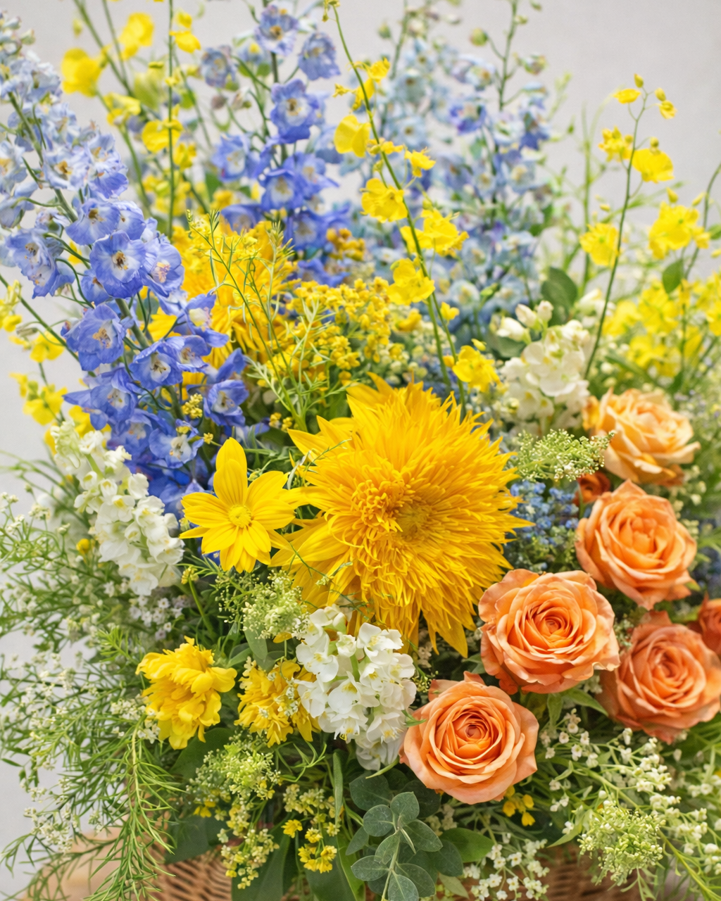 花材細節 Close-up｜Yellow blooms, blue flowers & peach roses