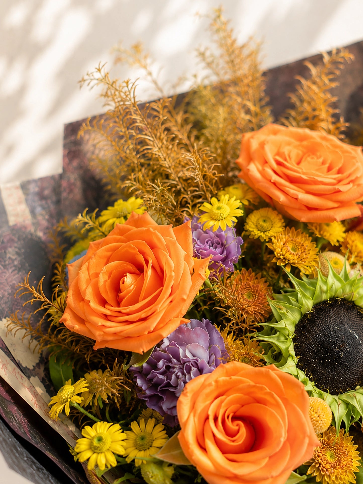 Sunlit Harvest 橙玫瑰花束特寫｜Orange roses, sunflower & seasonal blooms floral arrangement