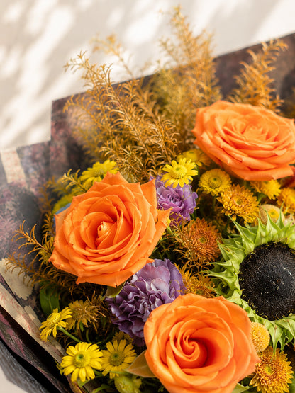 Sunlit Harvest 橙玫瑰花束特寫｜Orange roses, sunflower & seasonal blooms floral arrangement