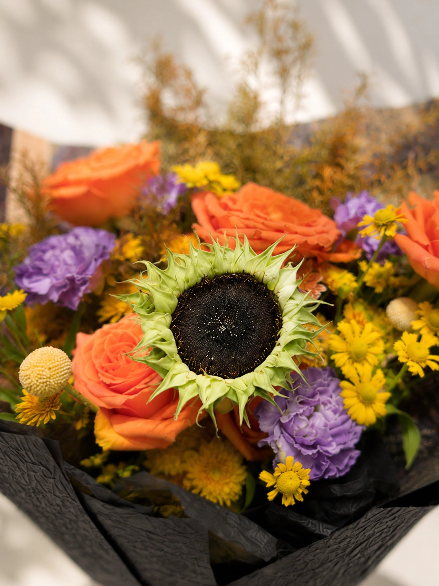 Sunlit Harvest 花藝細節｜Close-up of sunflower, orange roses & seasonal flowers bouquet