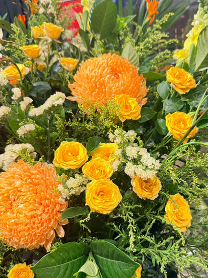 Sunrise Glory flower detail｜orange blooms、yellow roses 與白色襯花