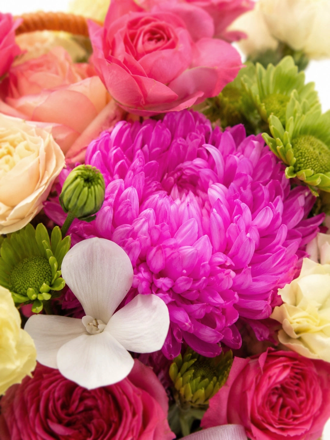 Sweet Meadow Basket 花藝細節，close-up 粉紅玫瑰、白蘭、菊花及綠色配花，premium flower basket Hong Kong