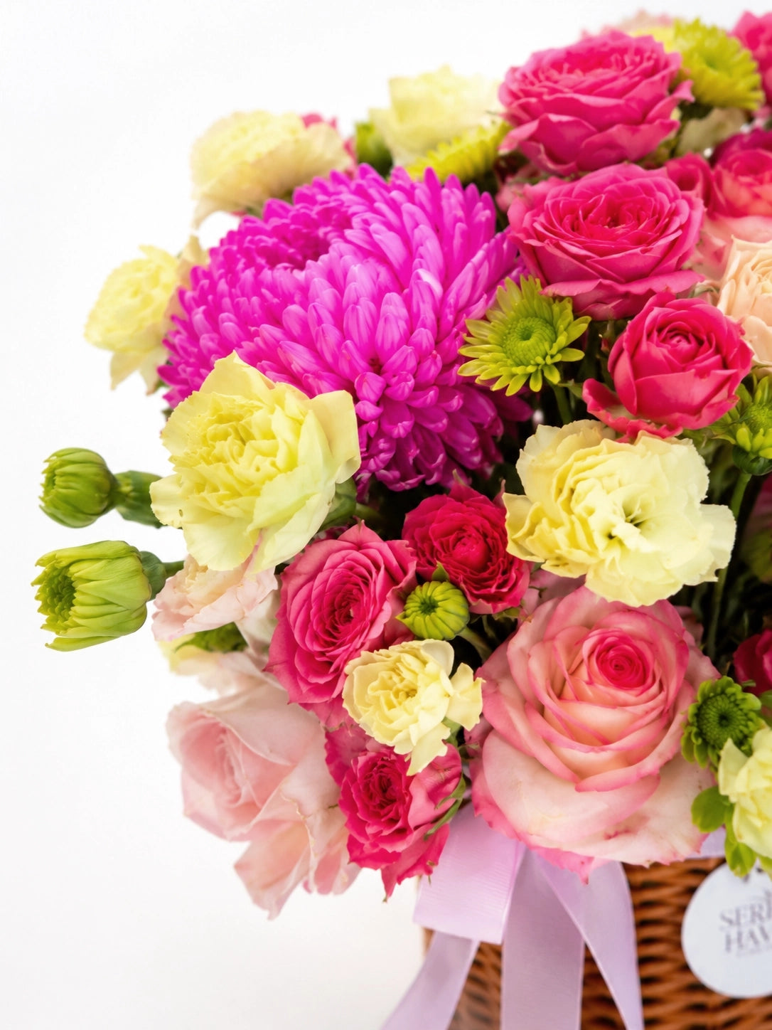 Sweet Meadow Basket 高角度花籃，高角度展示粉紅玫瑰、白色康乃馨及鮮花層次，flower basket Hong Kong