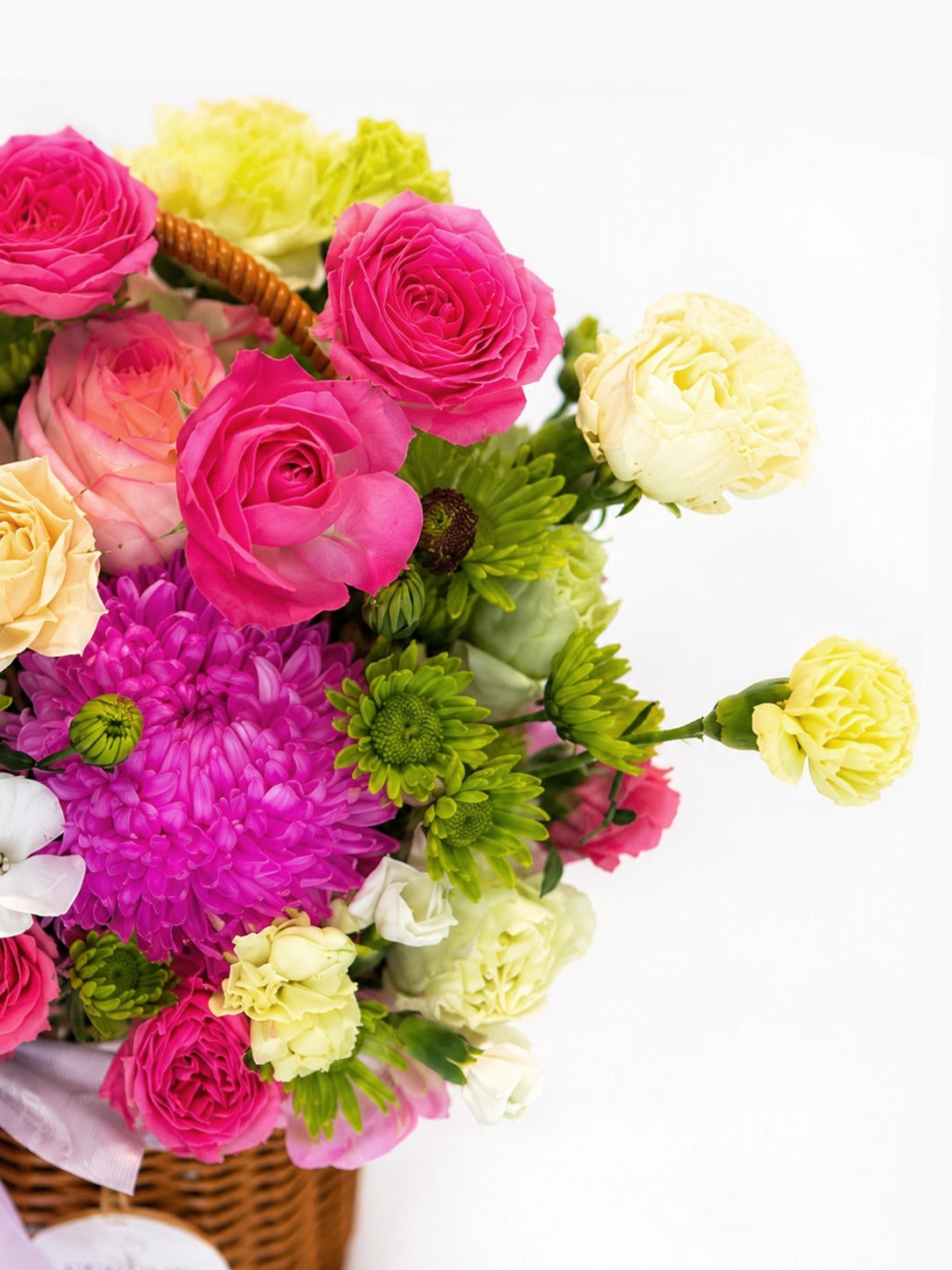 Sweet Meadow Basket 側面角度，展示自然花型及粉紅玫瑰、康乃馨、綠菊細節，luxury flower basket Hong Kong