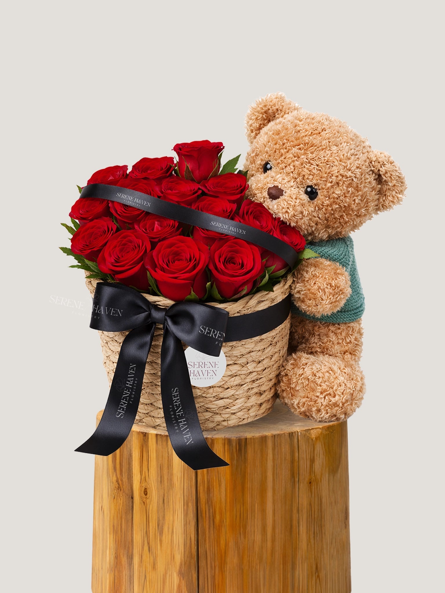 Teddy Embrace Basket 紅玫瑰鮮花花籃配 fluffy teddy bear，展示黑色品牌蝴蝶結 full view