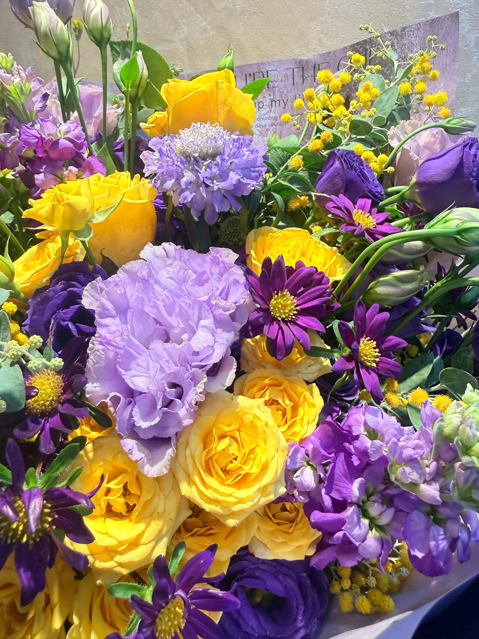 Purple blooms and golden roses bouquet 花藝細節 close-up