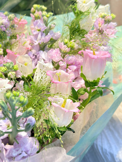 Through It All seasonal flowers 粉紅風玲花特寫｜pink bellflowers close-up