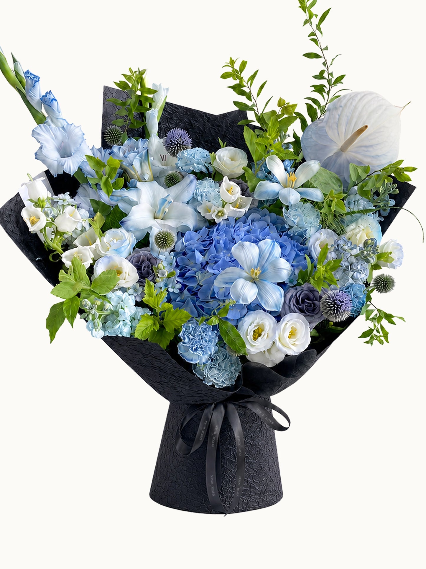 Twilight Voyage 藍白色花束主圖，配搭 blue hydrangea、white anthurium、gladiolus 及清新綠葉