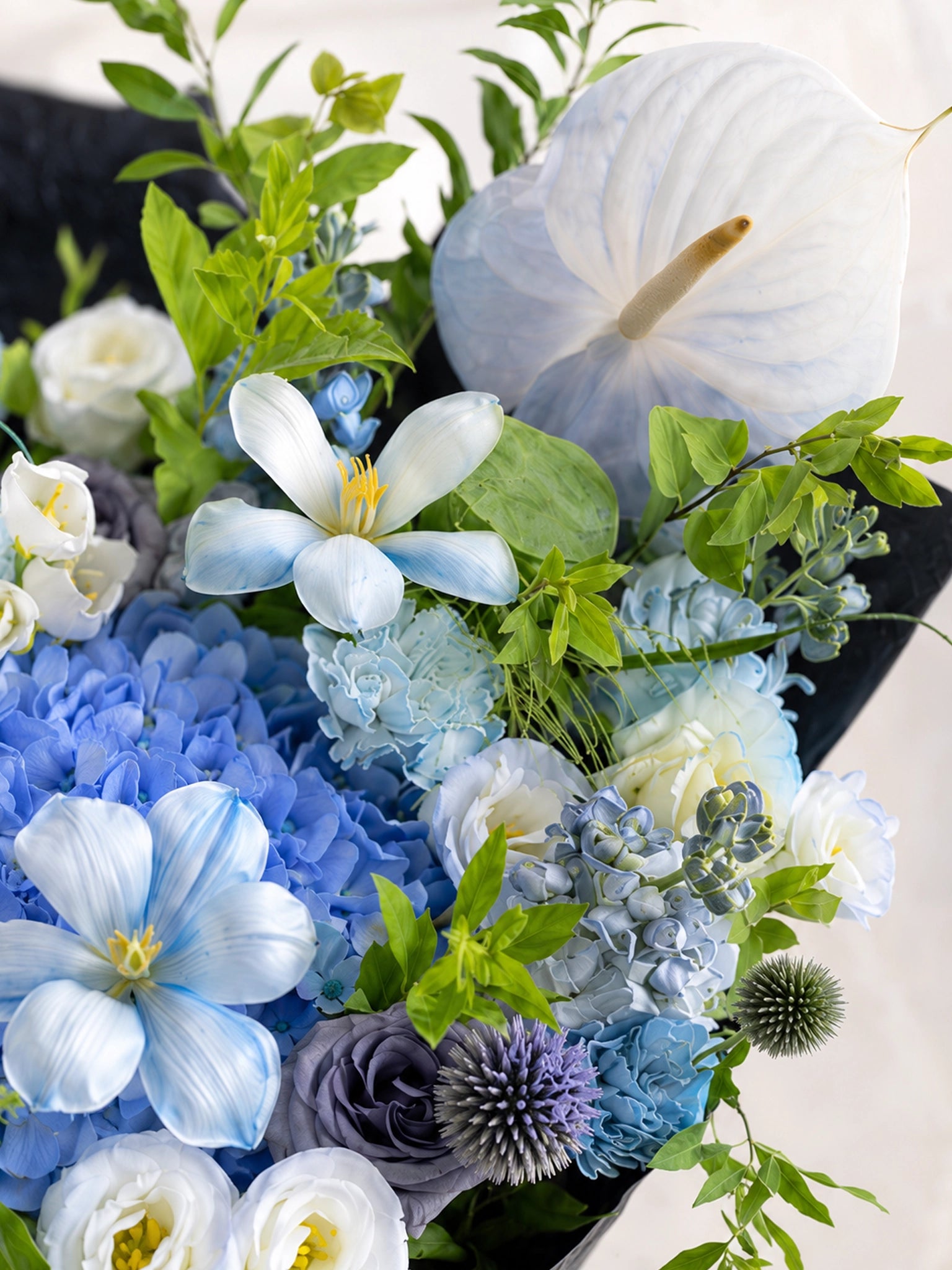 Twilight Voyage 花材細節，white anthurium、藍色繡球與清新 seasonal greenery