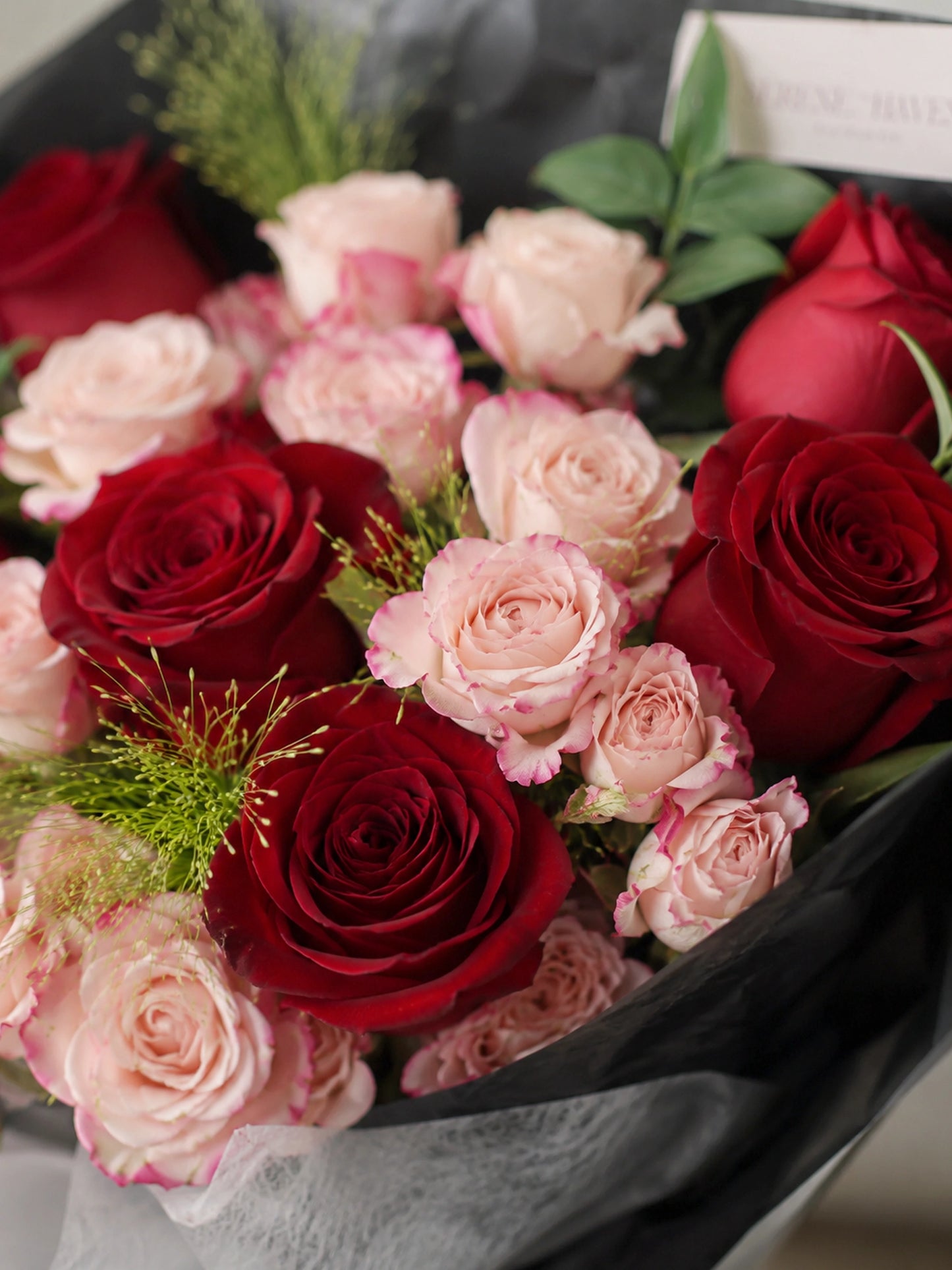 Two Souls bouquet close-up，紅玫瑰與粉色 spray roses 多頭玫瑰花材細節