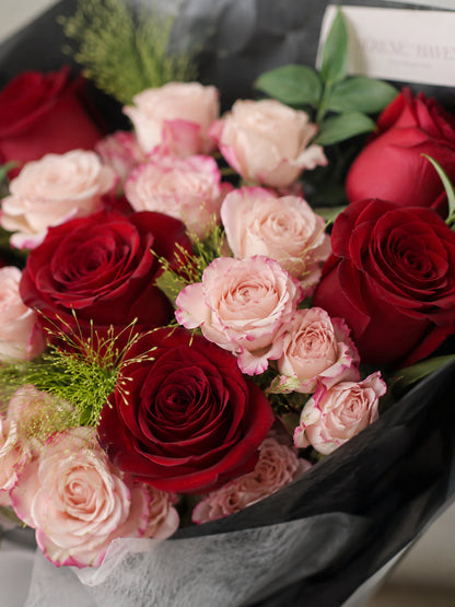 Two Souls bouquet close-up，紅玫瑰與粉色 spray roses 多頭玫瑰花材細節