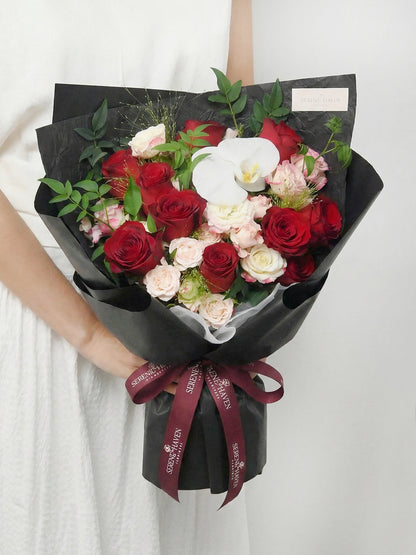 Serene Haven - Two Souls Grandeur L 雙色玫瑰花束配蘭花 傳遞 Pure Love 送禮選擇