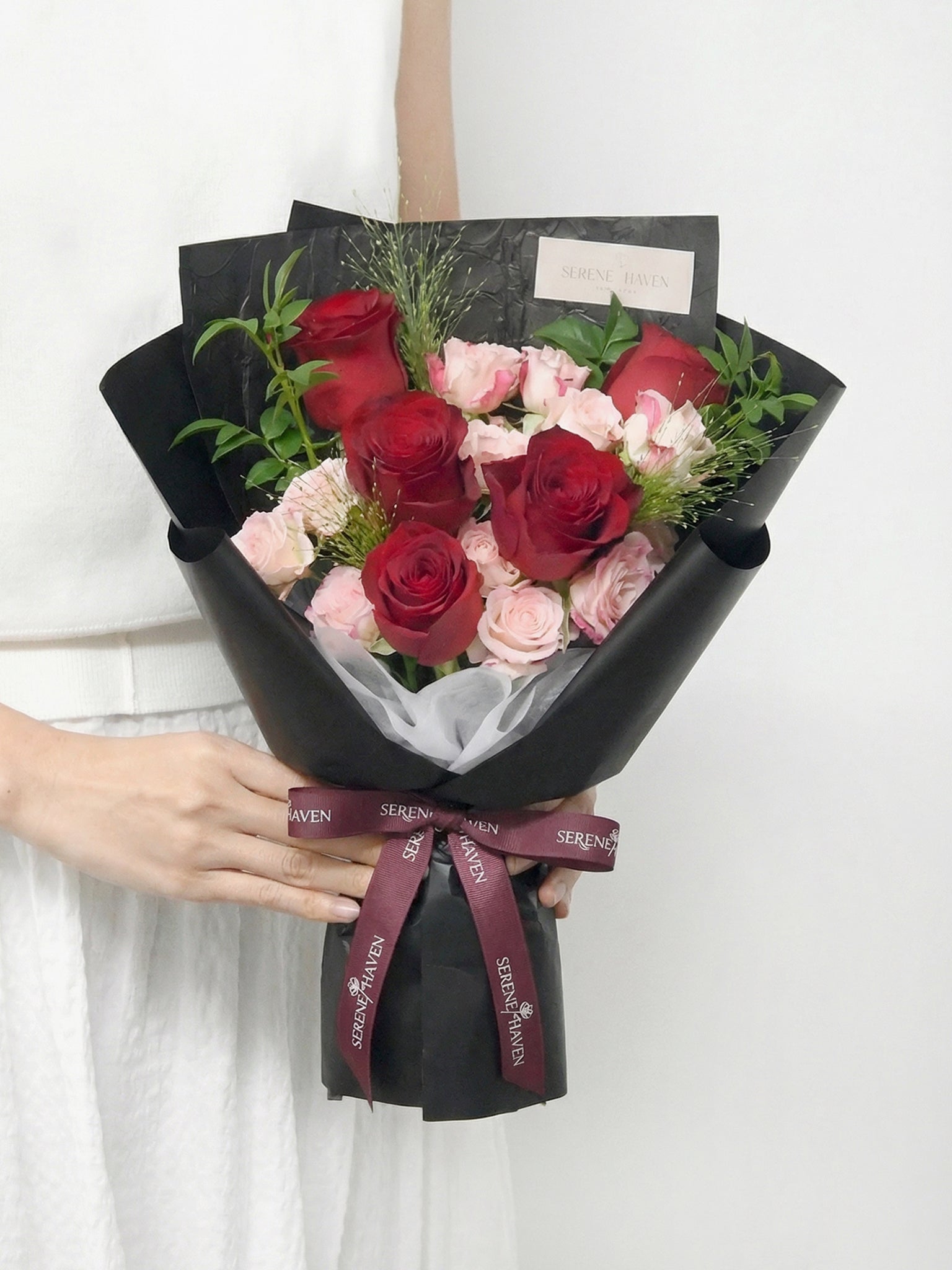Serene Haven - Two Souls Petite S 精緻雙色玫瑰花束 生日紀念日優雅花禮