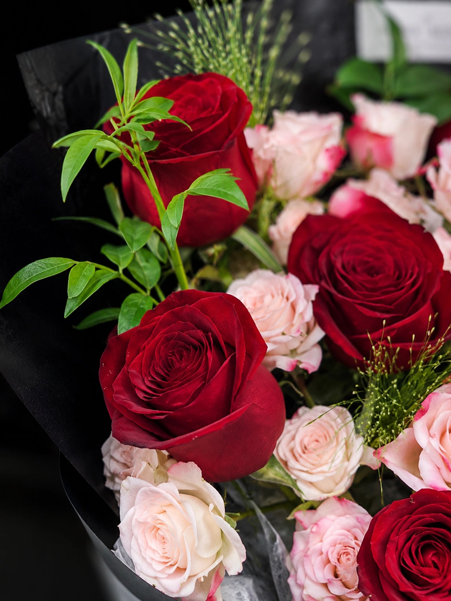 Two Souls red rose close-up，紅玫瑰及粉色多頭玫瑰 romantic bouquet 細節