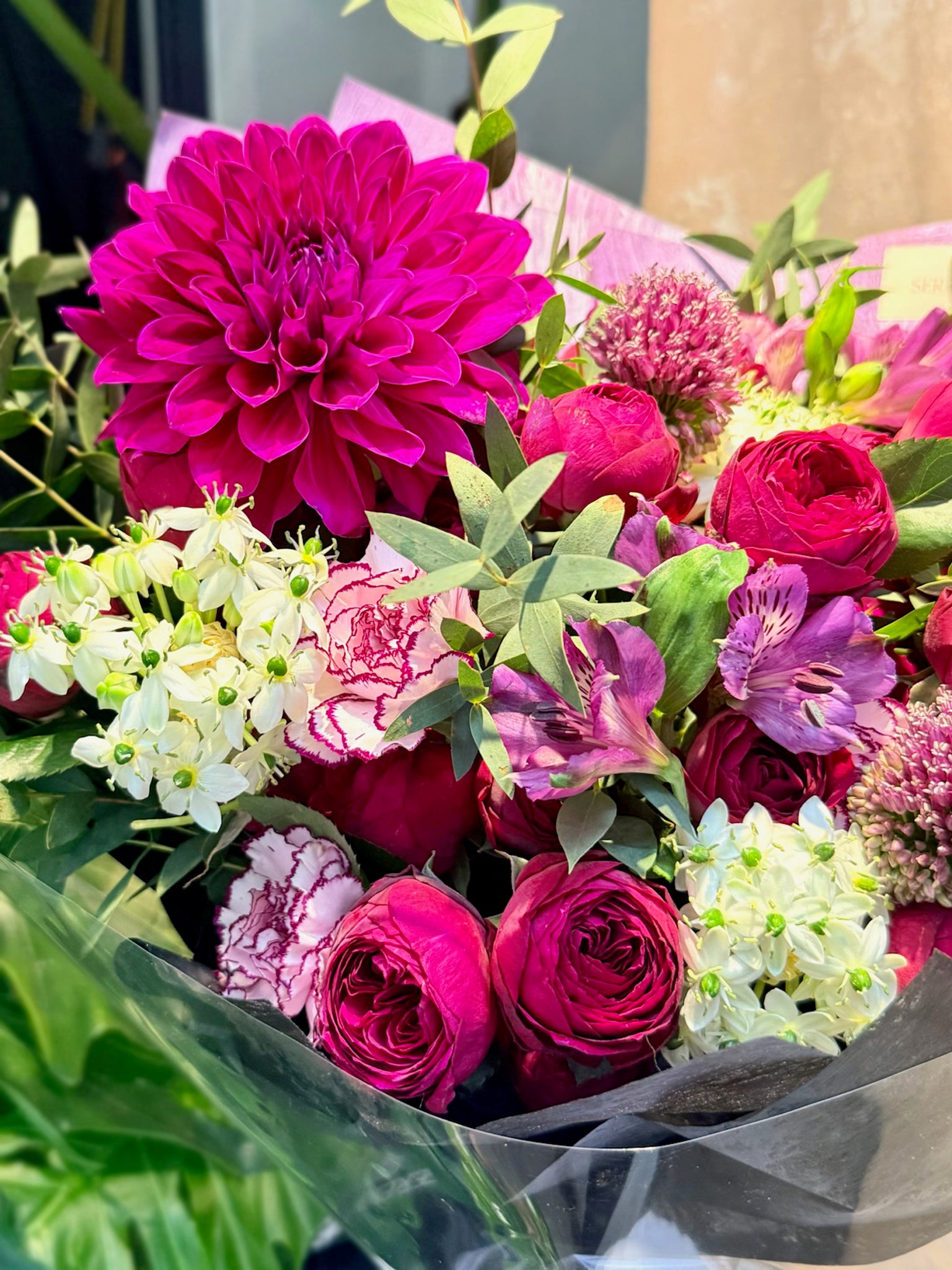 Velvet Reverie 花束特寫，close-up of luxury floral details