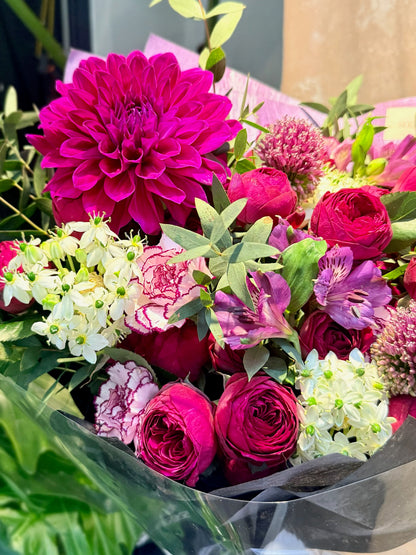 Velvet Reverie 花束特寫，close-up of luxury floral details