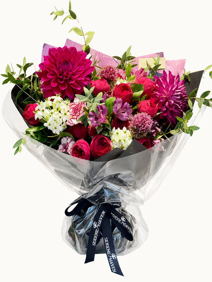 Velvet Reverie 花束正面，burgundy dahlias、roses luxury bouquet