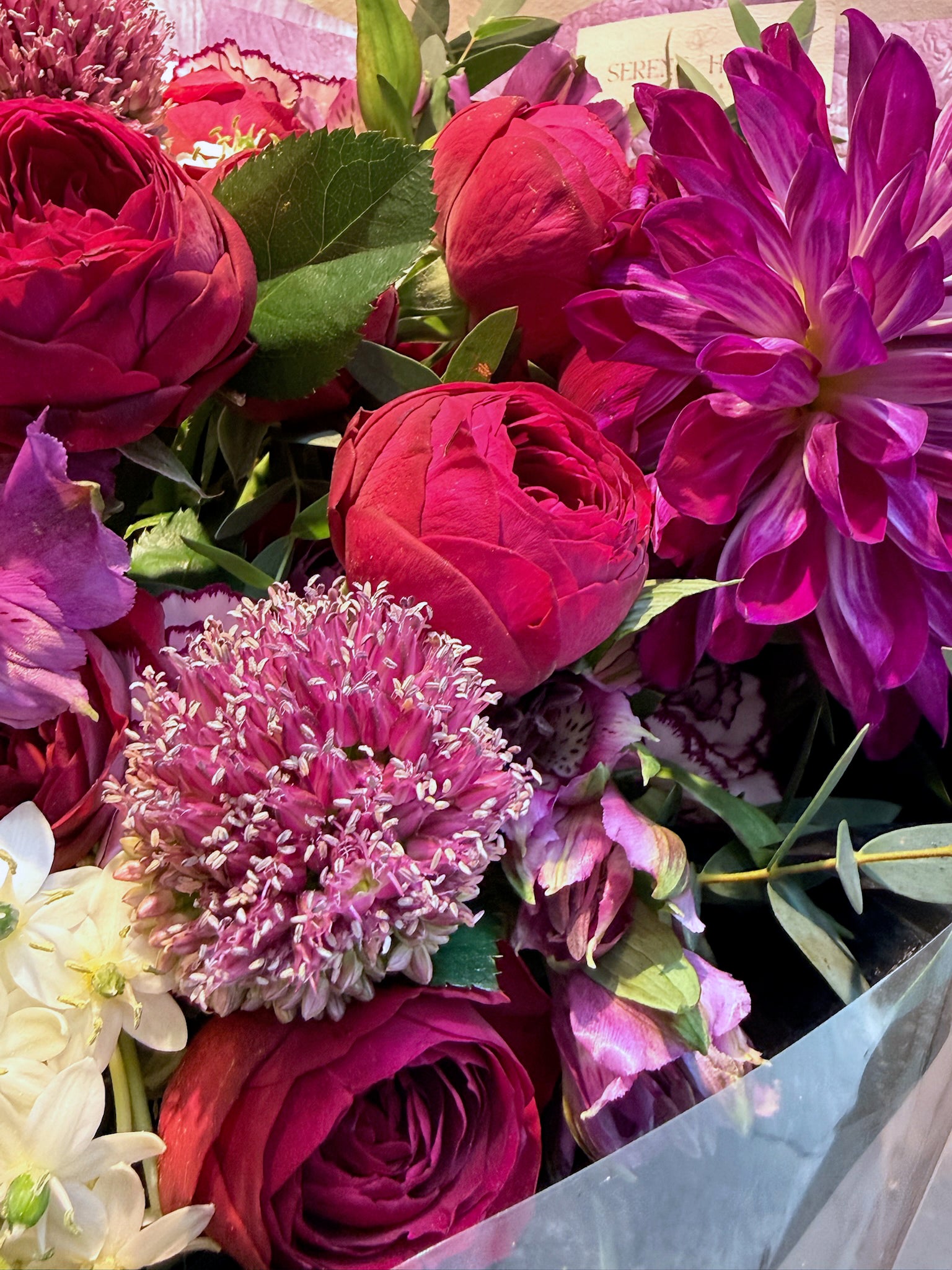 Seasonal flowers 特寫，rich crimson and magenta bouquet