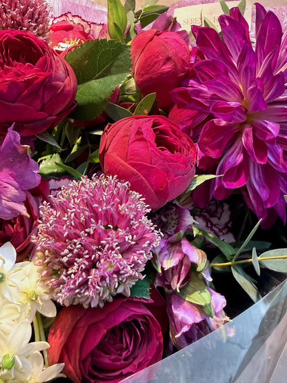 Seasonal flowers 特寫，rich crimson and magenta bouquet