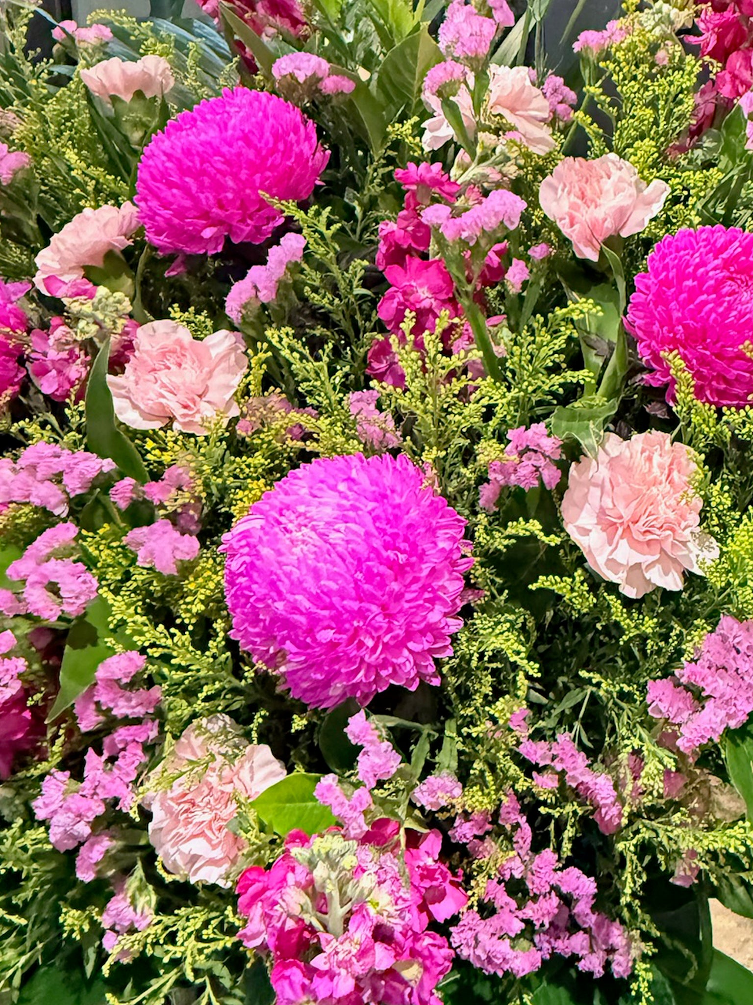 Vibrant Bloom flower detail｜鮮粉色圓形花材與紫色小花層次