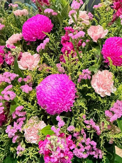 Vibrant Bloom flower detail｜鮮粉色圓形花材與紫色小花層次