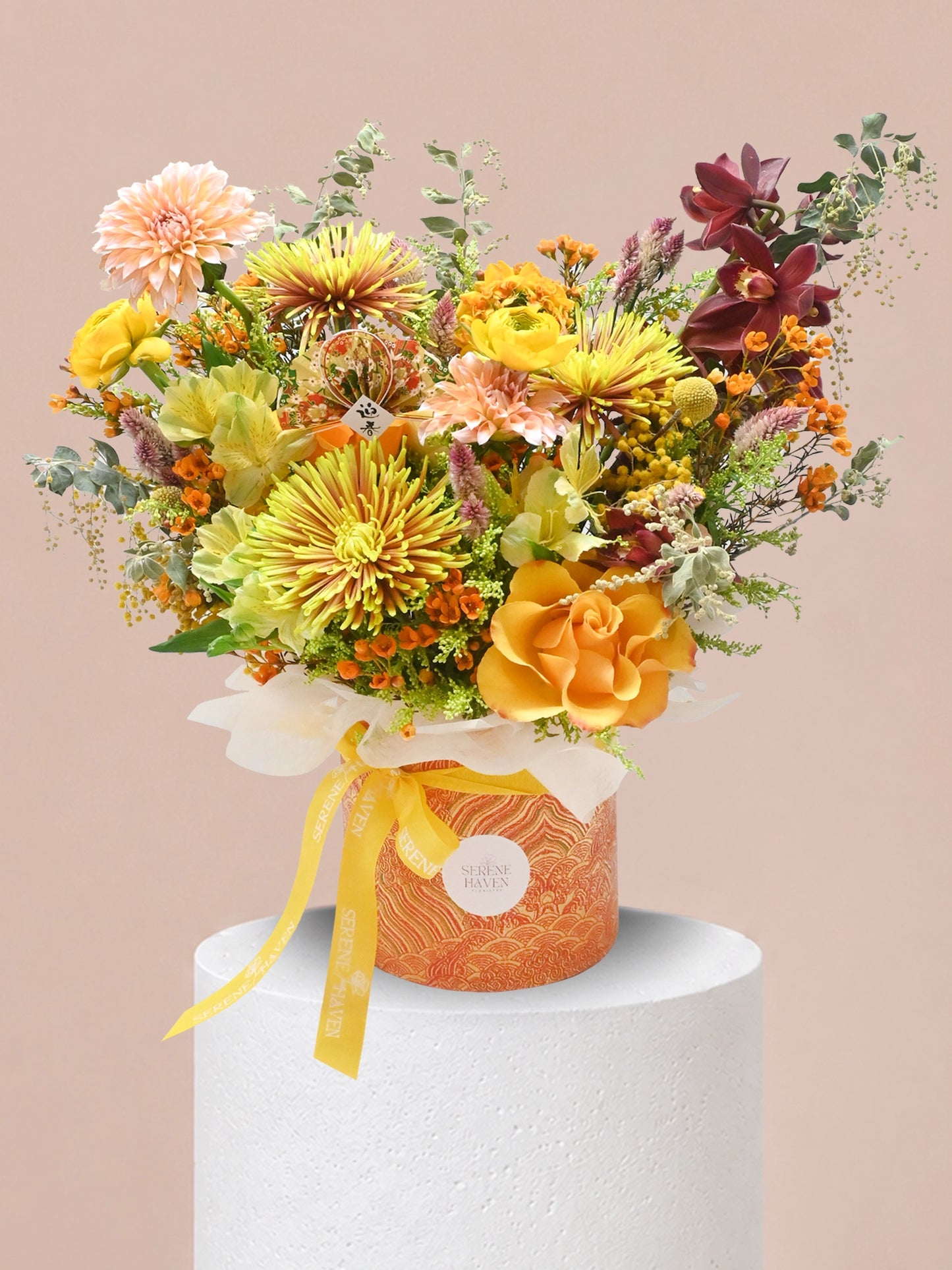 黃色、apricot 及 golden blooms 組成的 premium flower box，適合 opening congratulations 及日常送禮