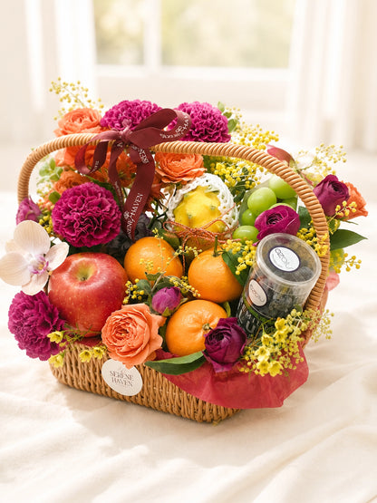 Serene Haven Wellness 花果禮籃細節，水果、鮮花及禮籃近拍。Close-up of wellness fruit and flower hamper.