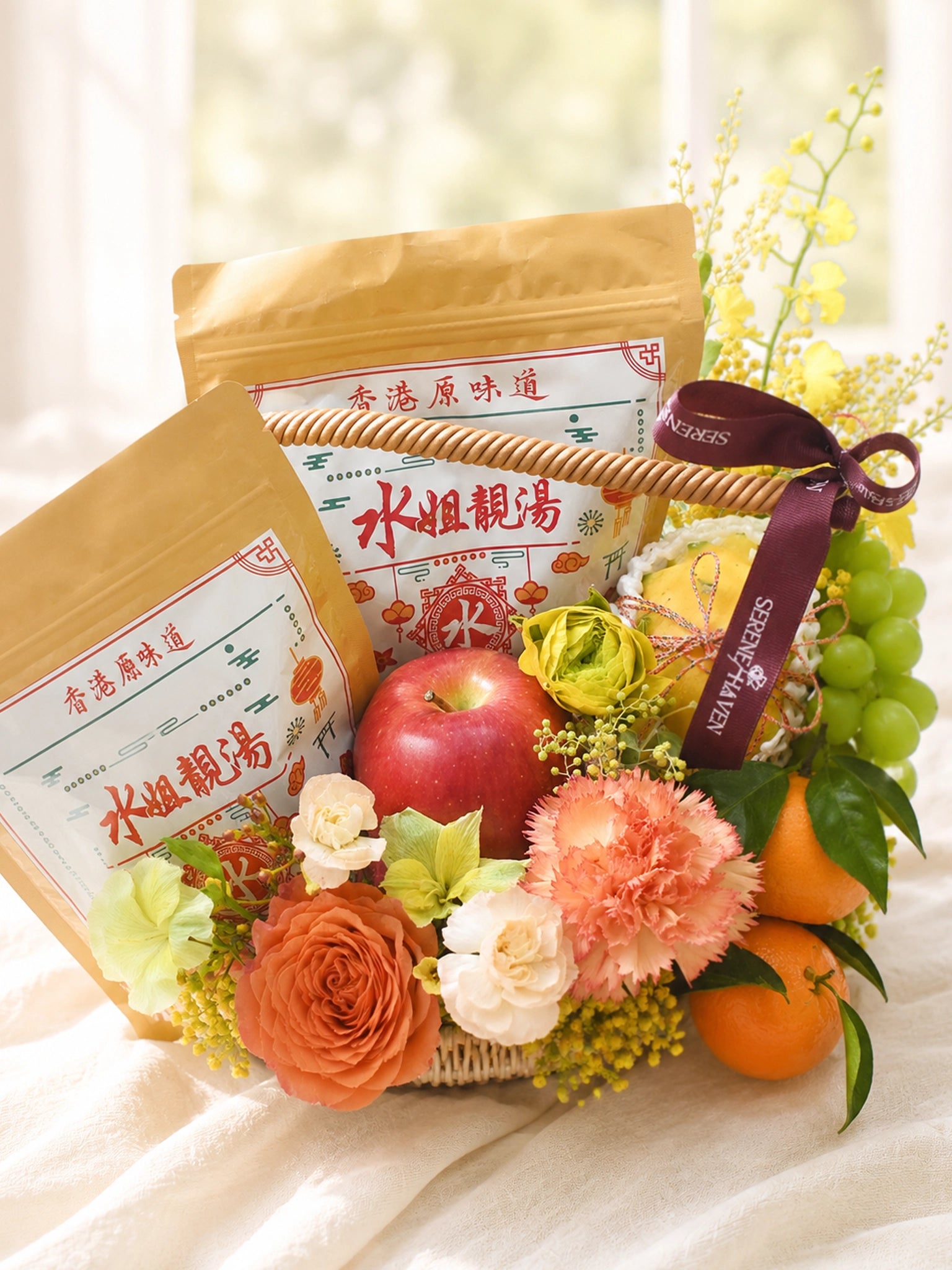 Serene Haven Wellness 禮籃細節，滋補湯水及花藝近拍。Close-up of nourishing gifts and floral arrangement.