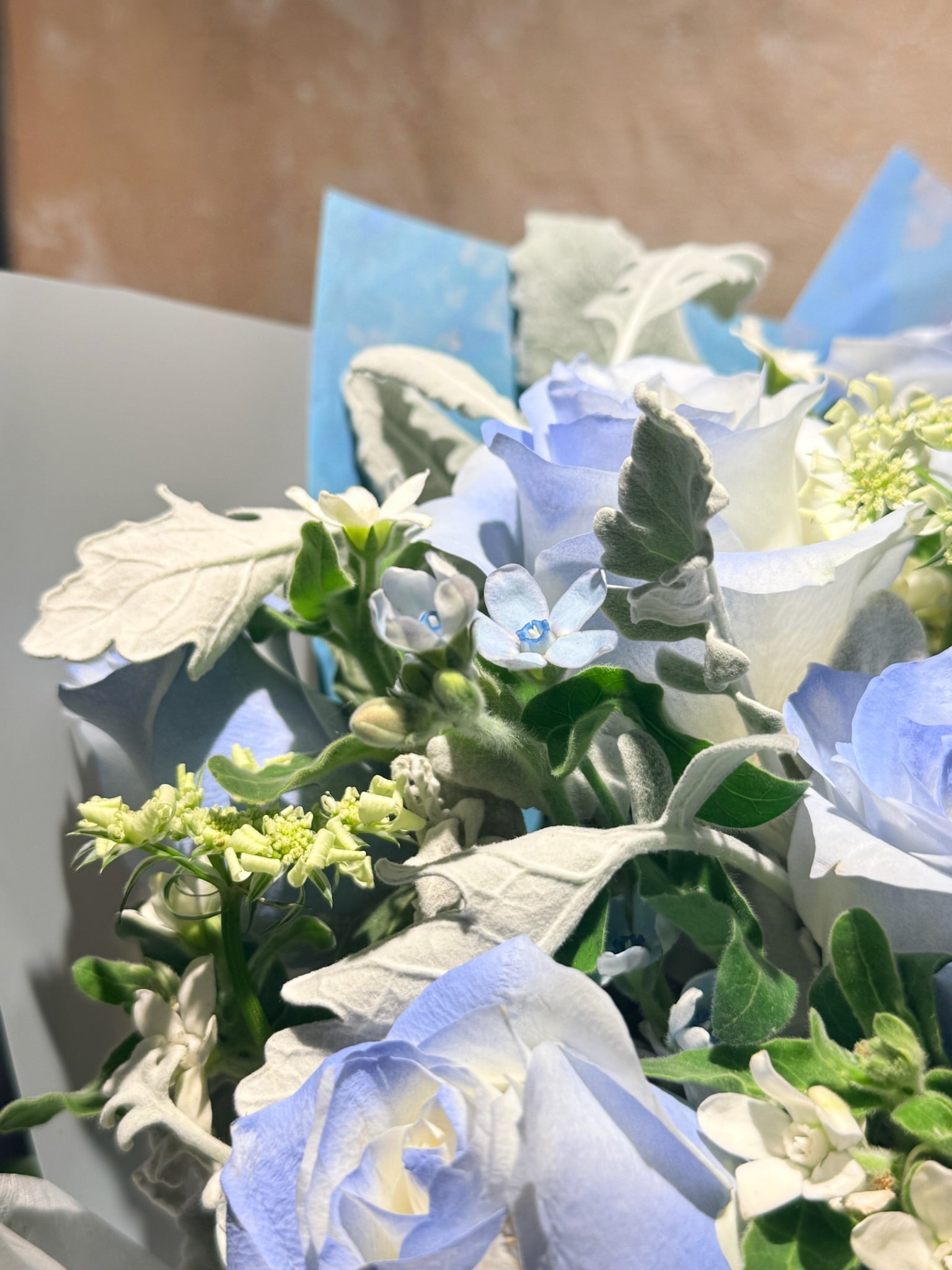 Whispering Calm bouquet close-up｜藍玫瑰花束細節｜Fresh seasonal flowers
