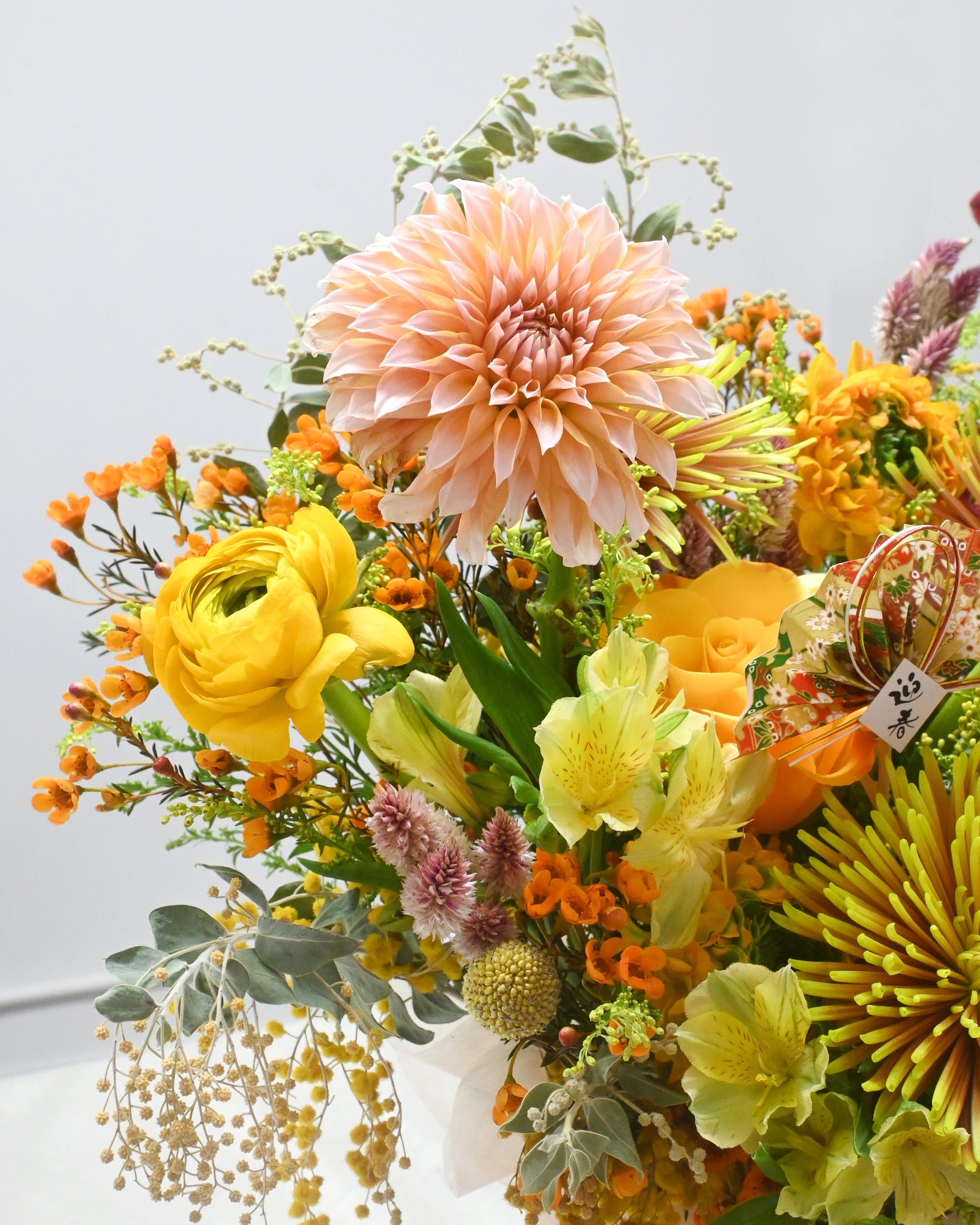 黃色、apricot 及 burgundy 花材組成的 premium flower box angled view