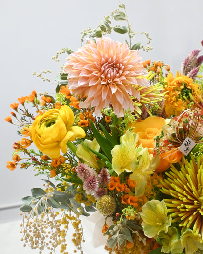 黃色、apricot 及 burgundy 花材組成的 premium flower box angled view