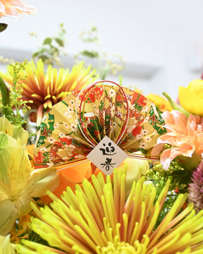 Golden flowers close-up，配 decorative ring、ribbon 及 gift tag