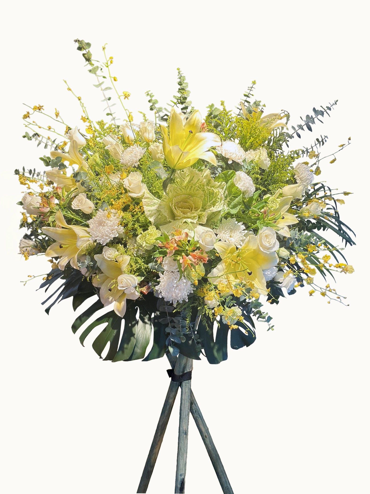 黃色及 ivory blooms 配 airy greenery 的大型 floral stand，適合 sympathy 或 opening occasions