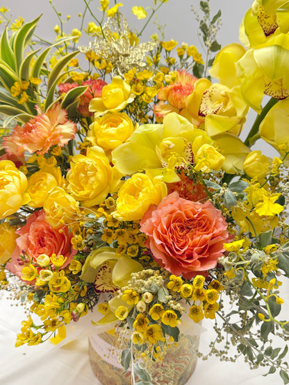黃色 roses、orange blooms 及 bright golden floral layers 的 close-up