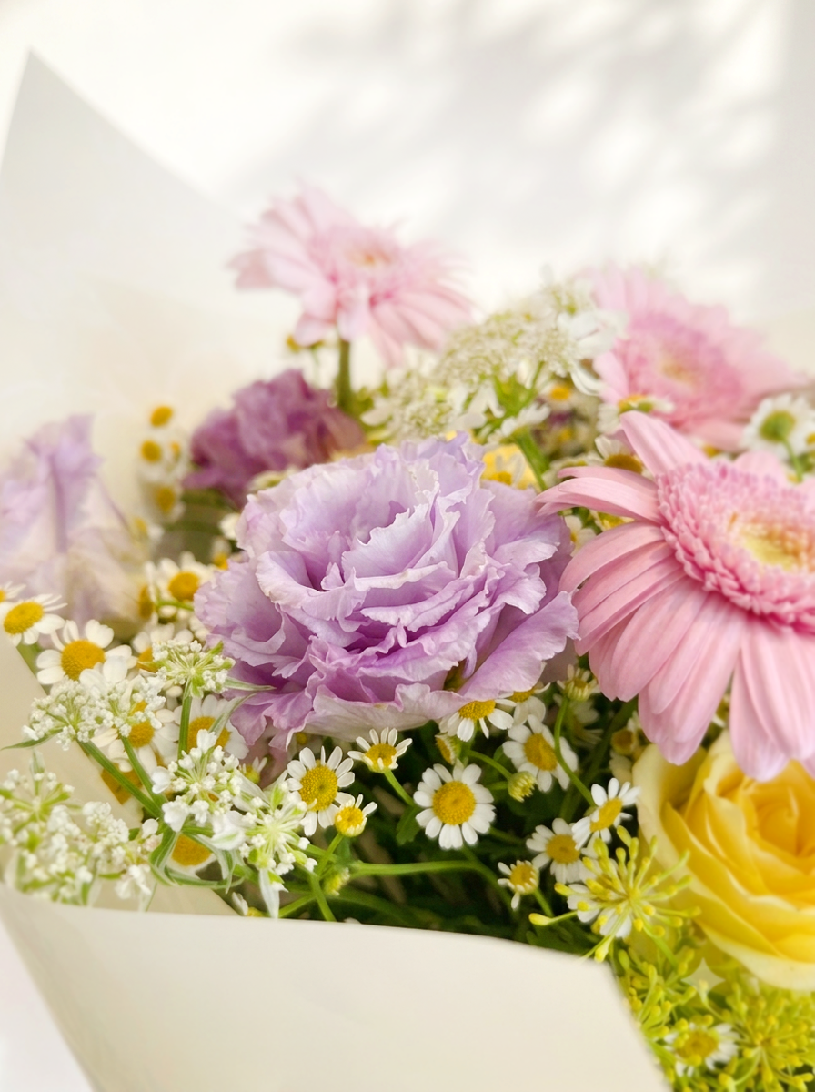 Close-up of lavender lisianthus in You Mean the World bouquet｜粉紫色洋桔梗花束